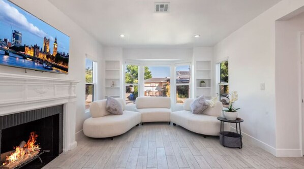 Interior - Charming 3Bed 2Bath Home with WiFi & AC in enjoyable Beverlywood and BH adjacent (Los Angeles)