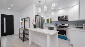 Microwave, oven, stovetop, dishwasher - Charming 3Bed 2Bath Home with WiFi & AC in enjoyable Beverlywood and BH adjacent (Los Angeles)