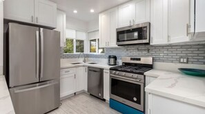 Four à micro-ondes, un four, surface de cuisson, lave-vaisselle