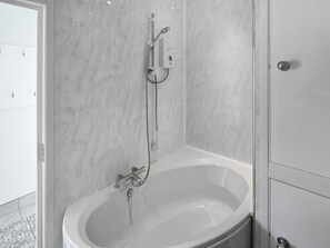 Towels - 1 bedroom accommodation in Writtle, near Chelmsford (Writtle, near Chelmsford)