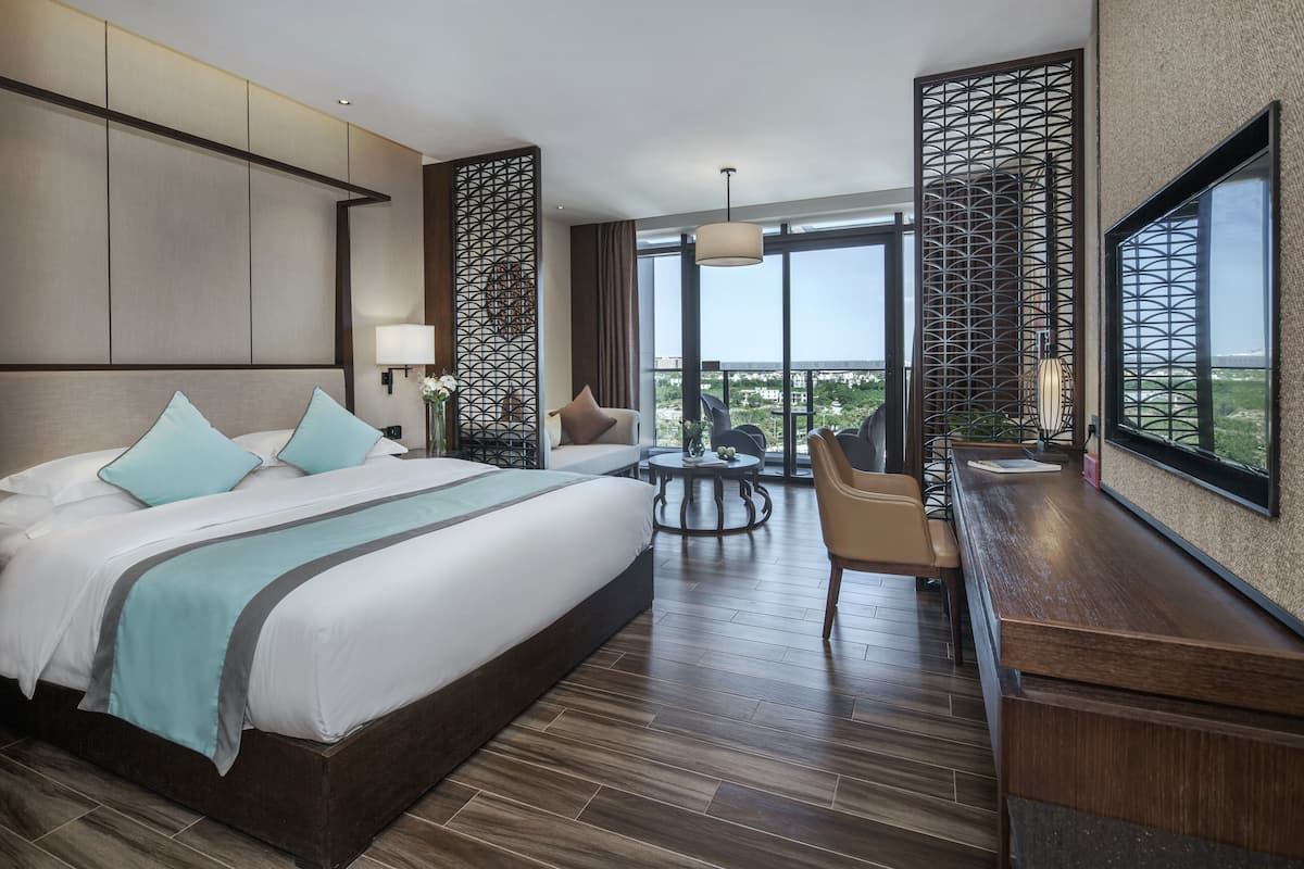 Comfort Room | Individually decorated, desk, laptop workspace, free WiFi