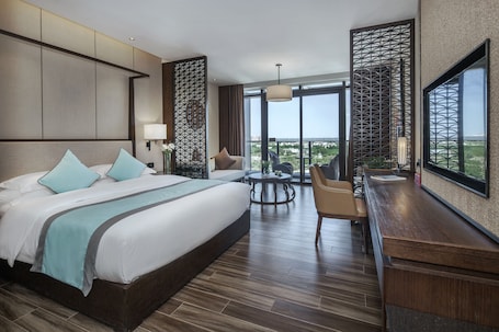 Decoración personalizada, escritorio y espacio para trabajar con laptop