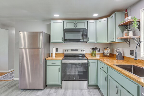 Fridge, microwave, stovetop, dishwasher
