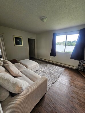 Interior - Oceanfront Cabin walk on waterfront peaceful place (Port Hardy)