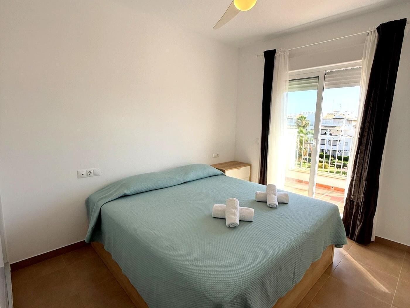 3 slaapkamers, een strijkplank/strijkijzer, internet, beddengoed