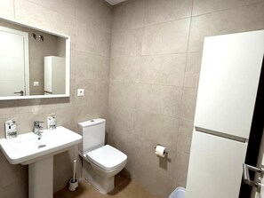 Shower, hair dryer, towels - Penthouse Sabina free parking by Staycare (Rota)