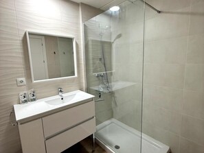 Dusche, Haartrockner, Handtücher