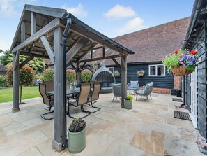Outdoor dining - 2 bedroom accommodation in Woking, near Guildford (Woking, near Guildford)