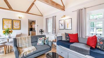 Living room/dining room | The Pool House - Whitmoor Farm, Woking, near Guildford