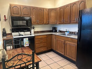 Frigorífico, microondas, horno y placa de cocina