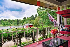 Ein Balkon mit Seeblick, ein rotes Gebäude und eine amerikanische Flagge.
