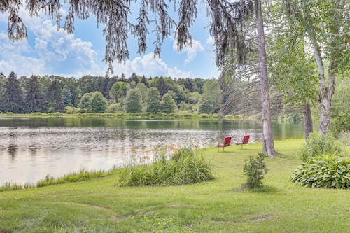 Private 5-Acre Lake: Pet-Friendly Grove City Home