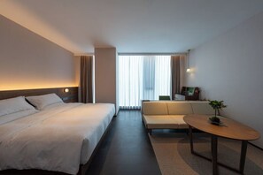 Blackout drapes, soundproofing, iron/ironing board, free WiFi