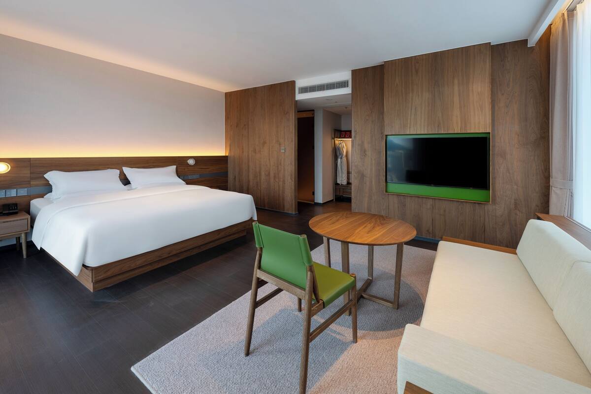 Executive Suite, City View | Blackout curtains, soundproofing, iron/ironing board, free WiFi