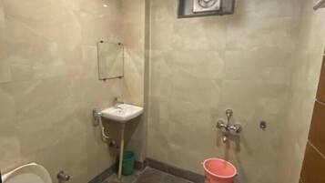 Regadera, amenidades de baño gratuitas, batas, bidet