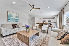Living area - Spacious 4B3.5B｜Garage Access｜Flex-Lease｜Pet-Friendly #42426 (Winchester)