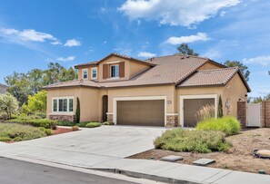 Exterior - Spacious 4B3.5B｜Garage Access｜Flex-Lease｜Pet-Friendly #42426 (Winchester)