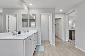 Hair dryer, towels, soap, toilet paper - Spacious 4B3.5B｜Garage Access｜Flex-Lease｜Pet-Friendly #42426 (Winchester)