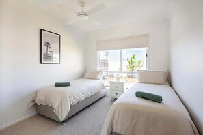 4 dormitoris, planxa i posts de planxar, wifi i roba de llit 