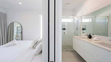 4 bedrooms, desk, iron/ironing board, WiFi