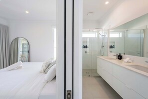 4 bedrooms, desk, iron/ironing board, WiFi