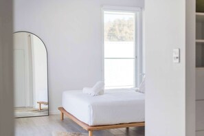 4 bedrooms, desk, iron/ironing board, WiFi