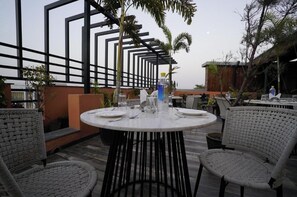 Classic Double Room, Balcony, City View | Living area