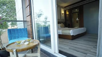 Classic Double Room, Balcony, City View | Living area