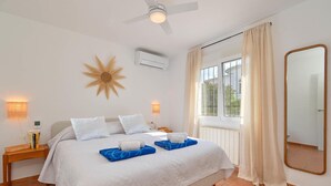 3 bedrooms, iron/ironing board, WiFi, bed sheets - Tres Corazones 6 pax - Moraira, Costa Blanca (Moraira)