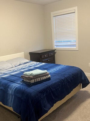 3 bedrooms, iron/ironing board, WiFi, bed sheets - Family Friendly 3 bedroom Home Away from Home (Saskatoon)