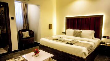 Egyptian cotton sheets, premium bedding, Tempur-Pedic beds, desk