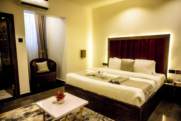 Egyptian cotton sheets, premium bedding, Tempur-Pedic beds, desk - Dagsville Escape Boutique Hotel and Spa (Port Harcourt)