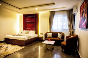 Luxury Suite, City View | Egyptian cotton sheets, premium bedding, Tempur-Pedic beds, desk