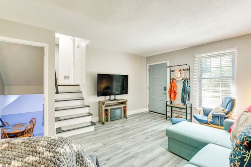 Near Arrowhead Stadium: Walkable Overland Park Gem