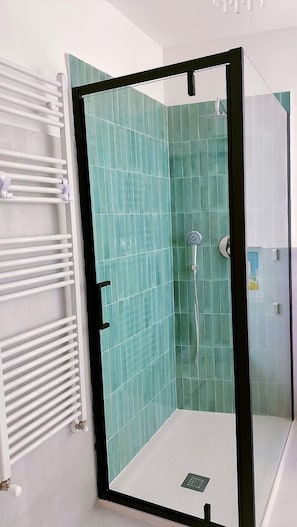 Douche, serviettes fournies