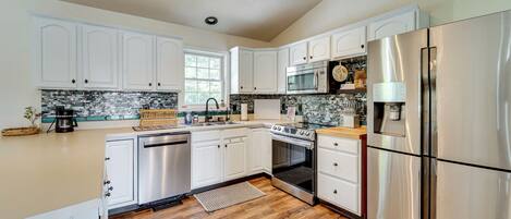 Fridge, microwave, stovetop, dishwasher