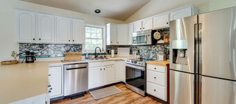 Day Trip to Shenandoah NP: Movie Night-Ready Home