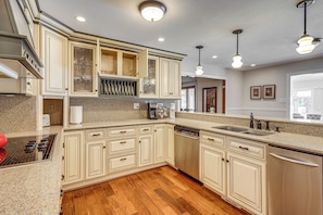 Fridge, microwave, stovetop, dishwasher