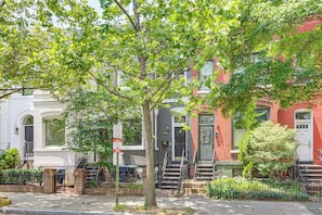 Exterior - 2 Mi to National Mall: Walkable DC Studio! (Washington)