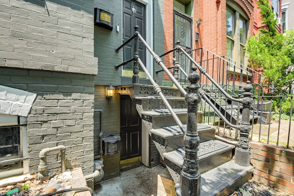 Exterior - 2 Mi to National Mall: Walkable DC Studio! (Washington)