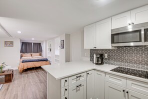 Private kitchen - 2 Mi to National Mall: Walkable DC Studio! (Washington)