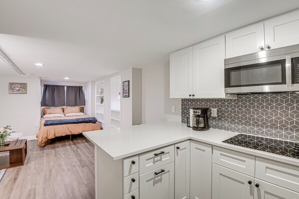 Private kitchen - 2 Mi to National Mall: Walkable DC Studio! (Washington)