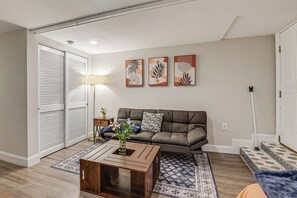 Books - 2 Mi to National Mall: Walkable DC Studio! (Washington)