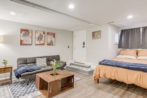 Iron/ironing board, internet, bed sheets - 2 Mi to National Mall: Walkable DC Studio! (Washington)
