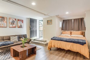 Iron/ironing board, Internet, bed sheets - 2 Mi to National Mall: Walkable DC Studio! (Washington)