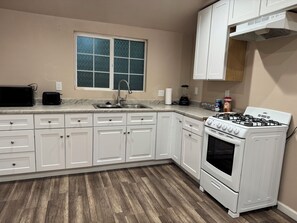 冷蔵庫、電子レンジ、オーブン、コンロ