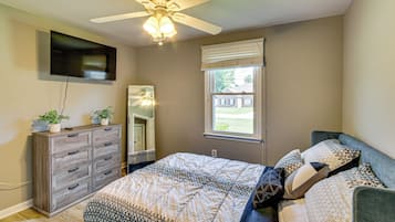 3 bedrooms, desk, iron/ironing board, internet