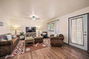 TV - New Cozy Conkling Home with Hot Tub (Worley)