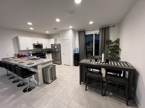 電子レンジ、オーブン、コンロ、食器洗い機