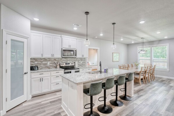 Køleskab, mikrobølgeovn, ovn, kogeplade